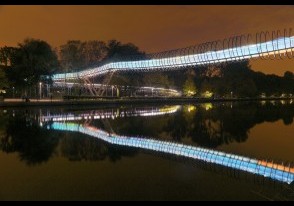 Lichtbrücke überm Kanal (Bild: Dirk Sichelschmidt)